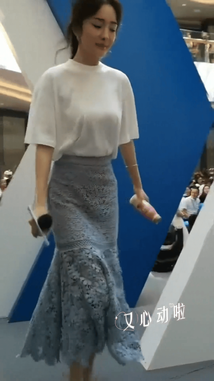 后知后觉王思聪审美的含金量真的还不如一件白T！看杨幂穿了那么多的高档礼服只