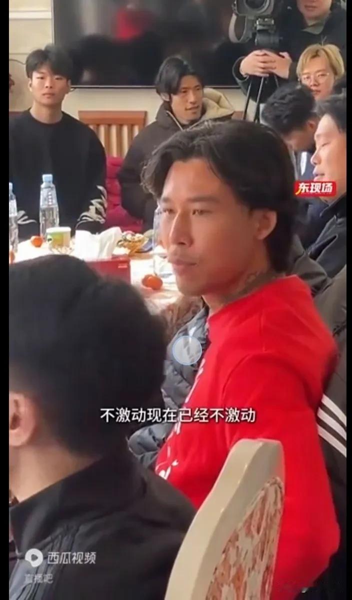 徐根宝对张5说，你太在乎网络议论是错的，急忙退出国家队是错误决定。徐根宝对武磊