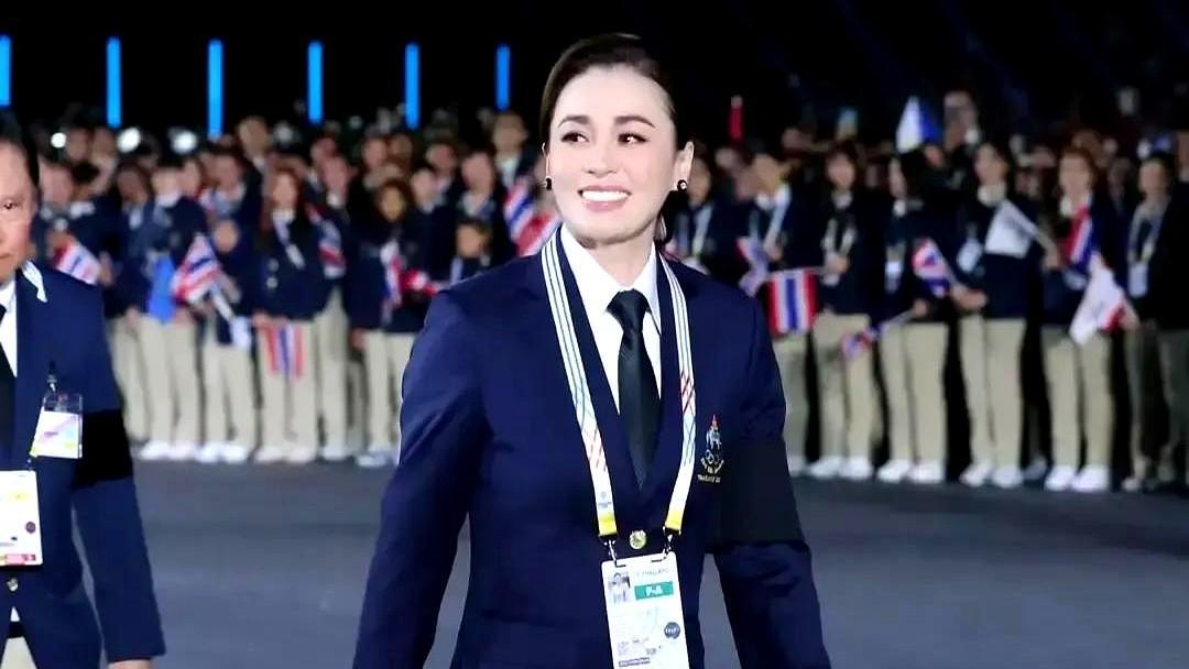 看见王后小跑的模样了吗？绣金线的礼服下配着运动鞋。她把王室架子留在了车里。