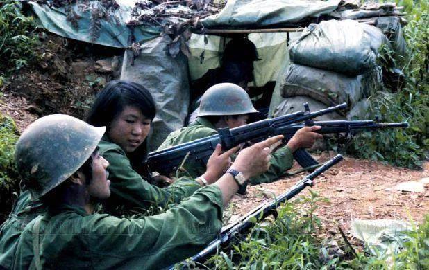 谅山战役那天，侦察连在山坳里搜索目标，几名身穿越南农装的“村姑”突然脱掉外衣，掏