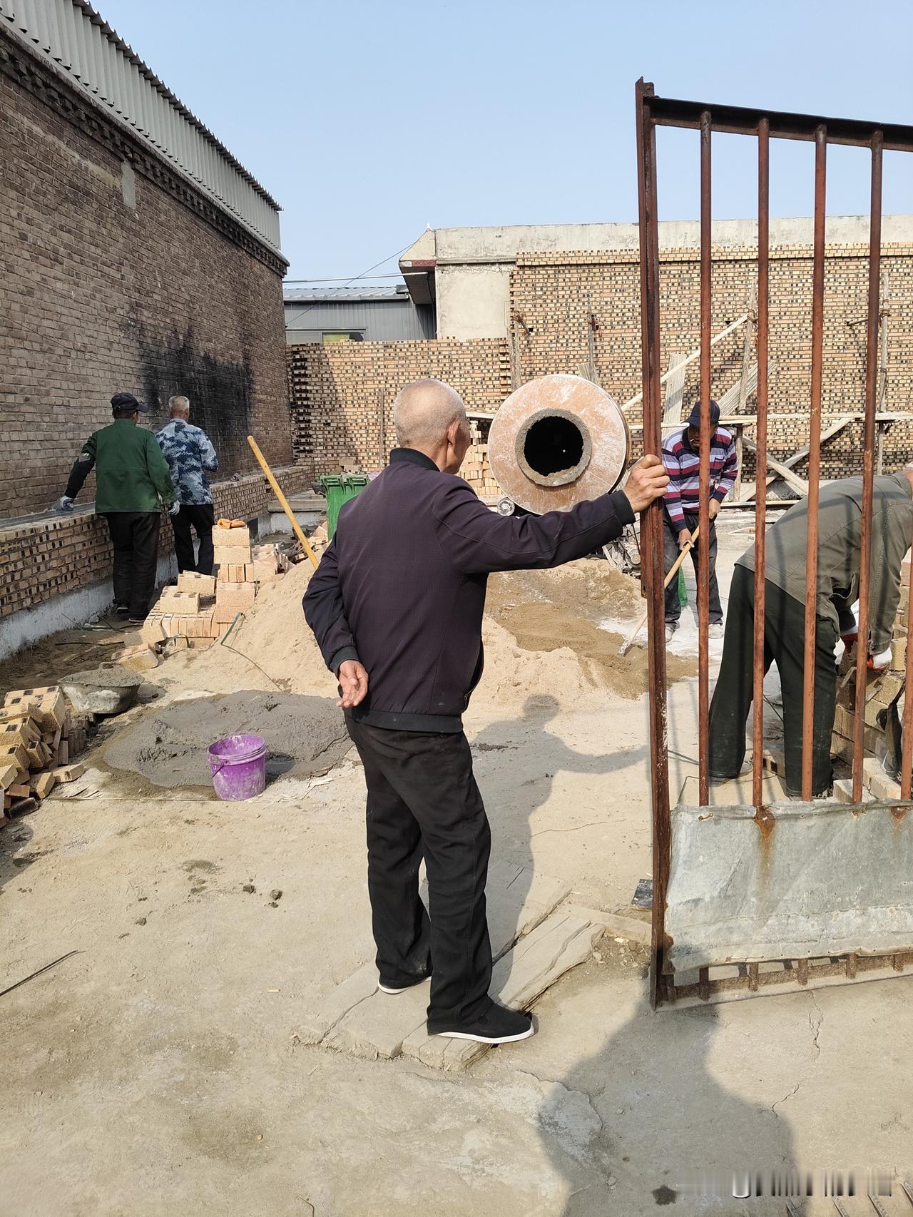 农村自建房逐渐增加。城市楼房已经饱和。农村自建房异军突起。老百姓说，还是