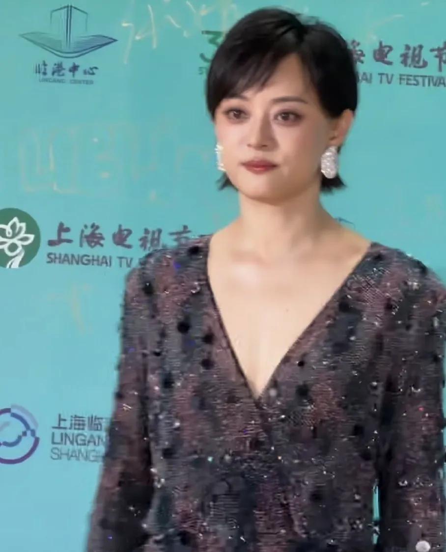 孙俪在后台逮住杨紫，开口就问："拿了白玉兰，有新戏能不能推荐推荐我？"杨紫接得飞