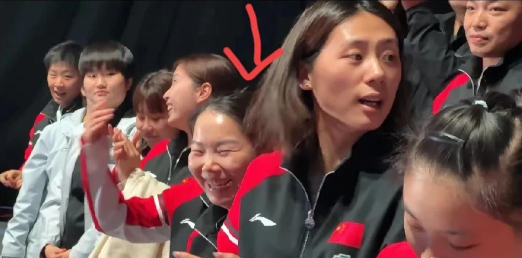 这是昨晚莎莎和曼昱夺冠后最令人动容的一幕，女队所有的队员及教练都去观看了比赛，