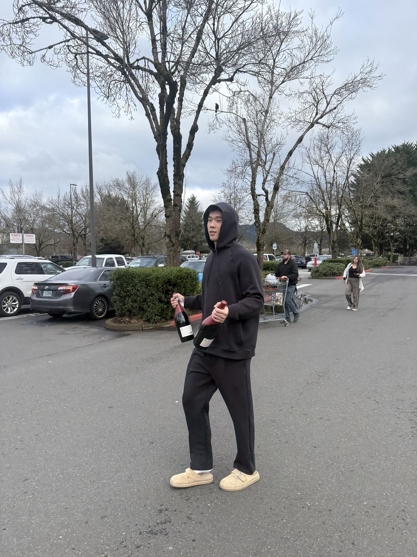 林葳社媒晒生日图集并配文: 第一次在国外过生日