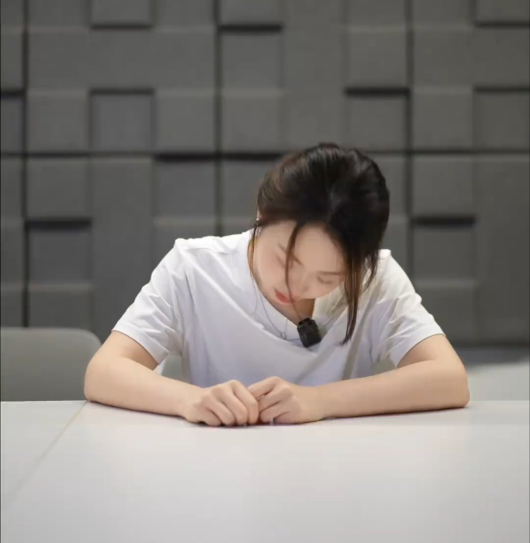 报告滕总，馨心上班打瞌睡。​​​