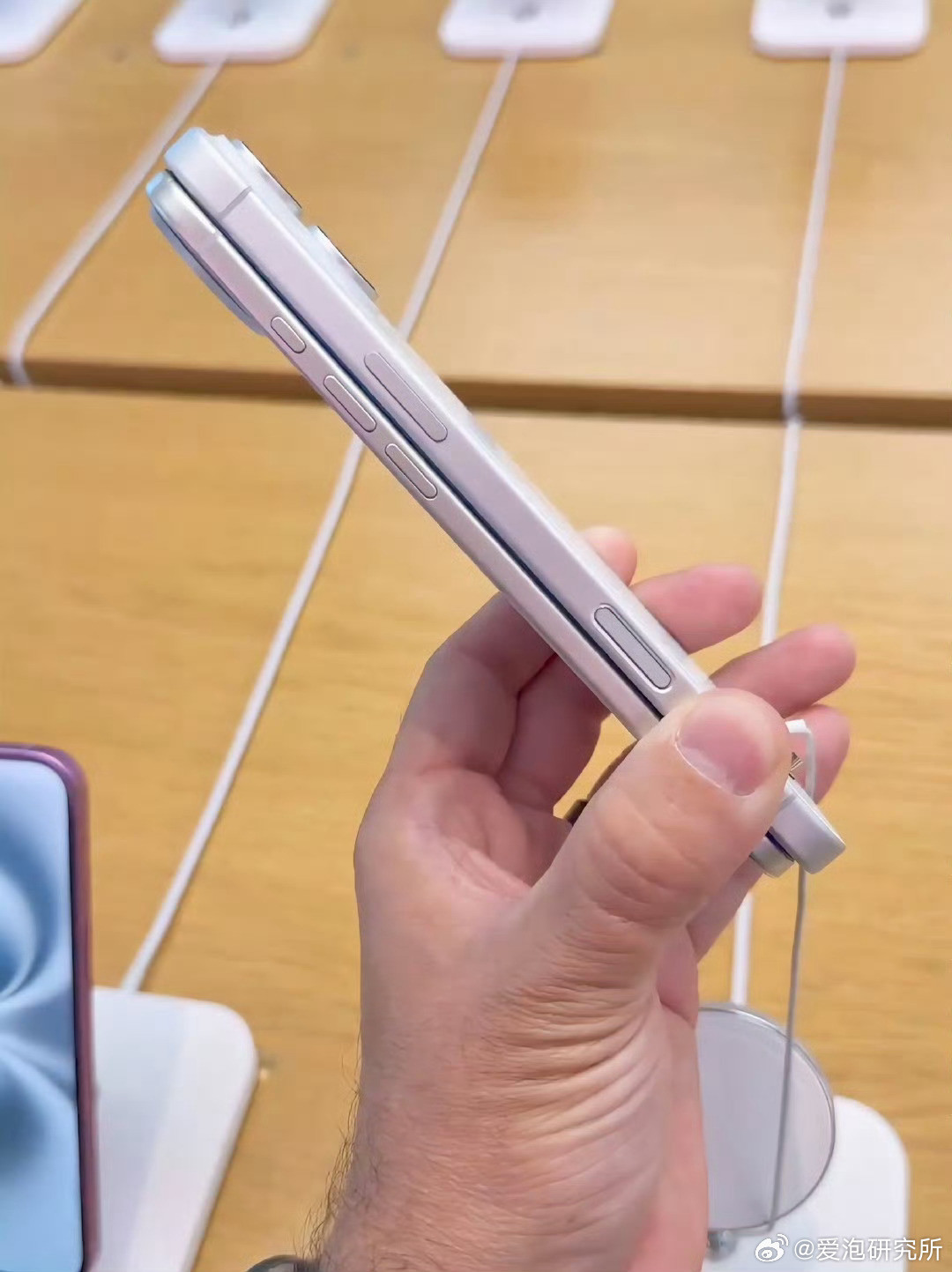 iPhone17Air我真的欣赏不来[哭哭]为了轻薄，续航大打折扣。如果为了