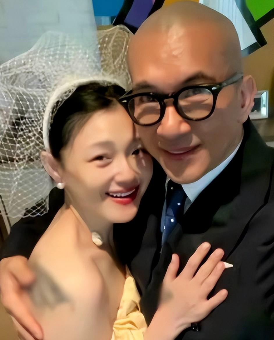 具俊晔为的大s设计的雕塑完工了！可是眼尖的人却发现，原来大s的墓地和雕塑