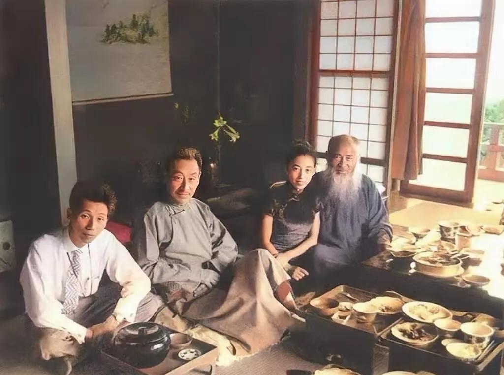 50年代，张大千在日本时期与画材店老板和女友山田喜美子的合影，镜头中的山田喜美子