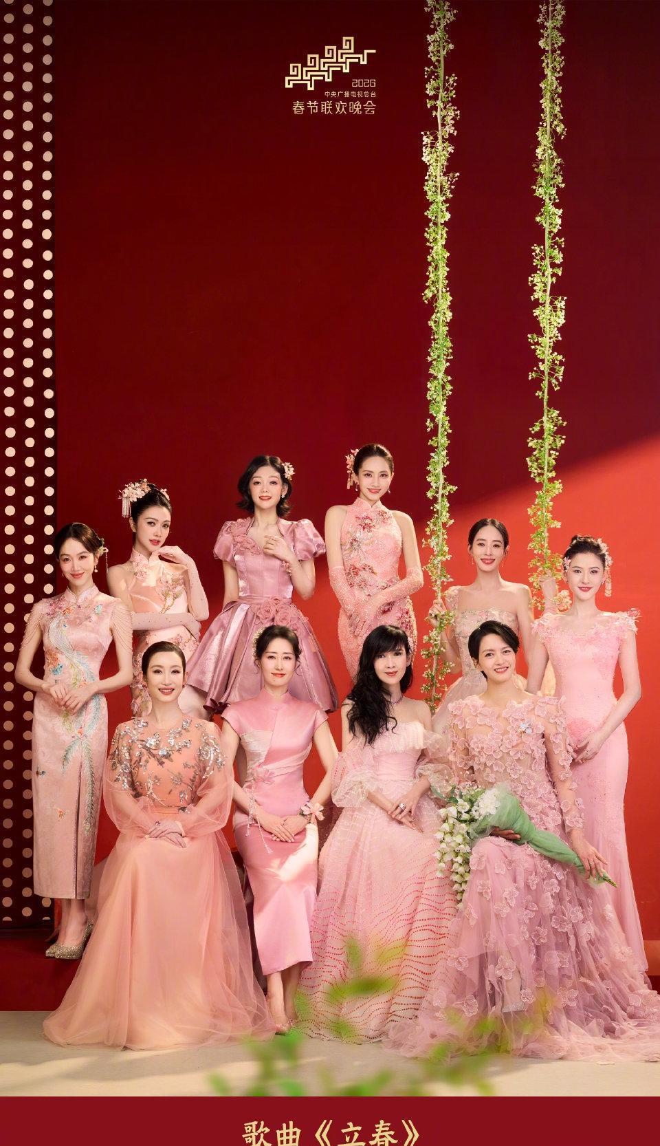 56岁周慧敏，一个转身，台下男导演眼珠子差点掉出来！你敢信那扭腰摆胯的身影，不