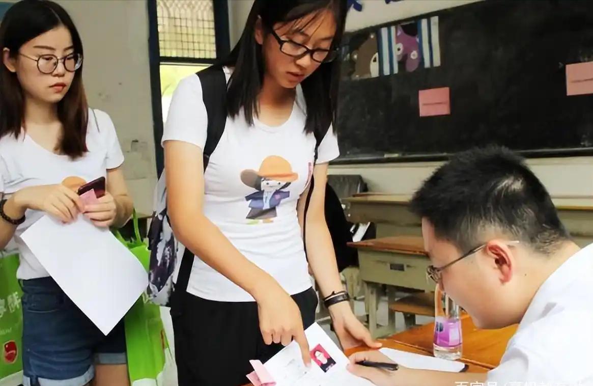 我举双手赞成这改革！之前多少中文、中医、历史专业的学霸，专业课考第一，就因为四级