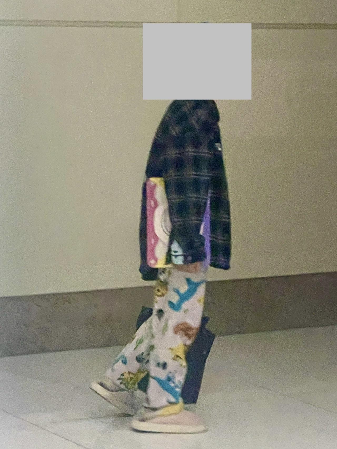 对面病房住着一位8岁的小朋友，是我们最小的结石病友了。听他妈妈讲，小朋友患的是