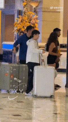 这是国乒团队今日启程回国的一组花絮图片。图中的莎莎没有和邱指一道，一路上由德华