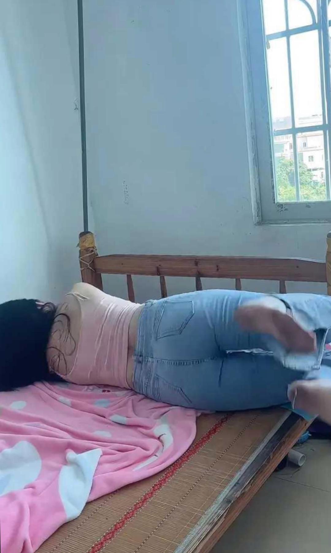 这是我的合租女室友，前段时间和男朋友吵架了，这几天，天天下班回来都看见她在家里面