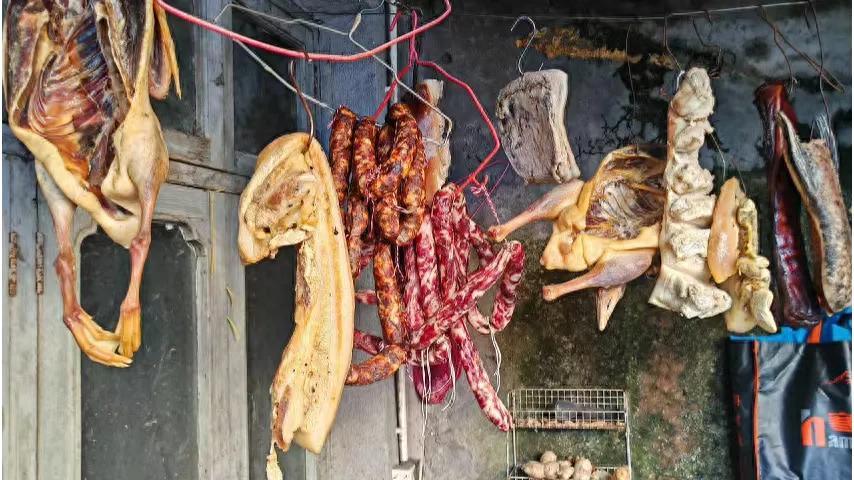 太缺德了！上海，一女子准备了16斤咸肉准备过年吃，因为家里没地方就放在楼道里晾，