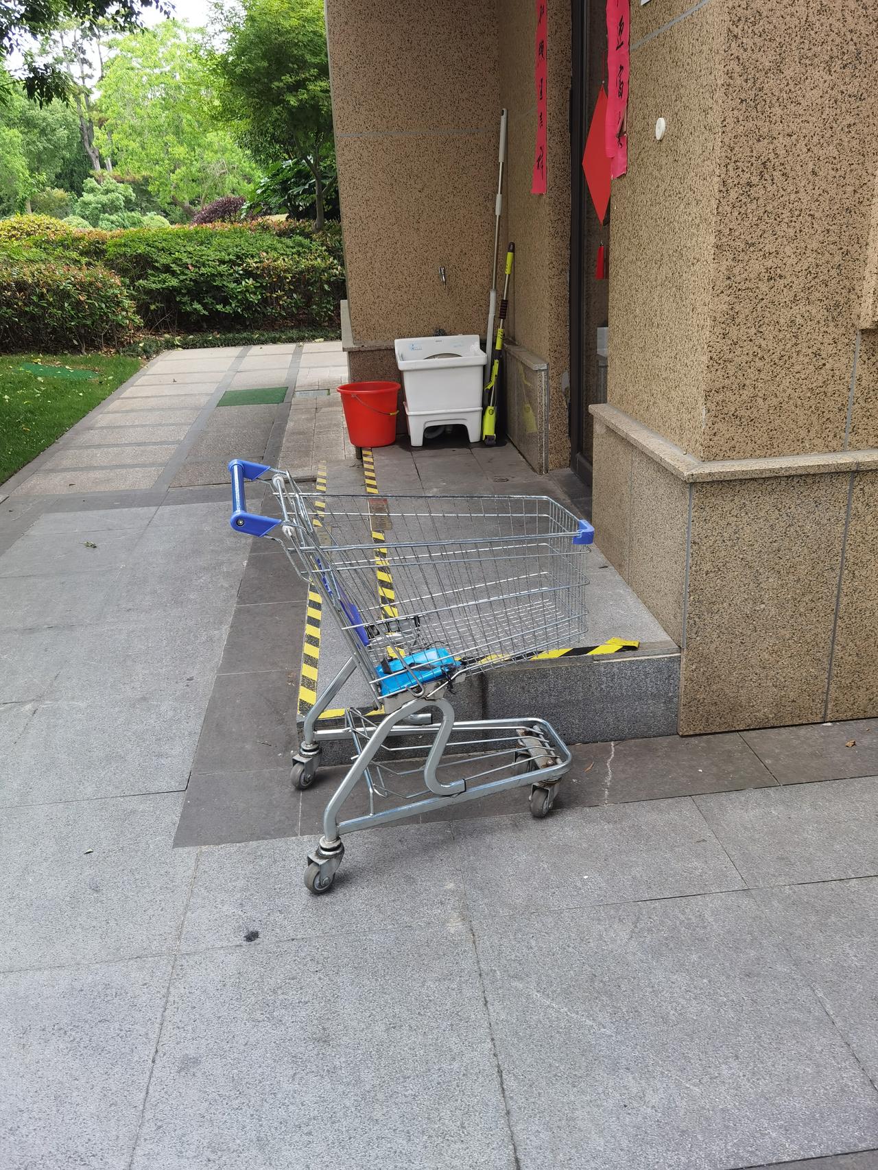 养老公寓的手推车今天去健身房，过马路时看见我们养老公寓的一对老夫妻，推着一辆