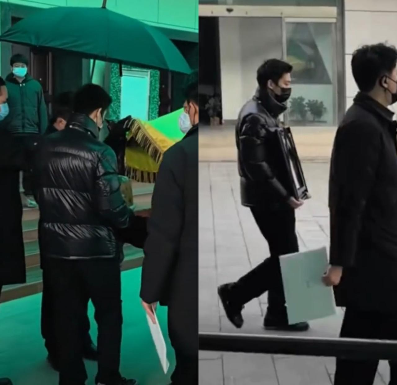 24岁，他捧着骨灰盒走在追悼会最前面。三天后，他站在公益活动的灯光下，签下第一