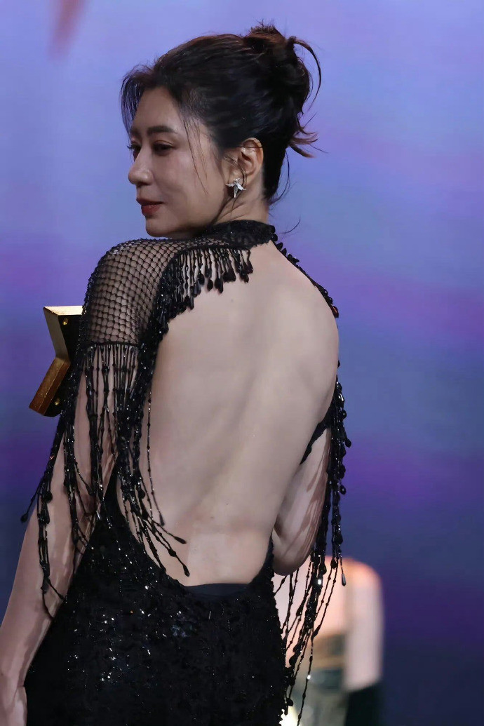 51岁的贾静雯穿露背妆，这状态绝了