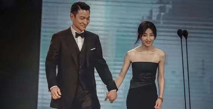 “天王”女儿初长成！真的是女大十八变！脸蛋娇美！身材棒棒！可以认“天王”