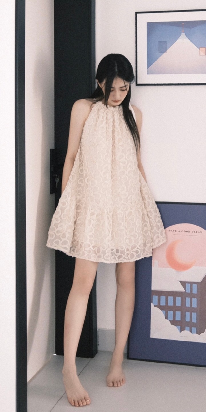 徐璐壁纸：甜美清丽的光脚丫少女。徐璐