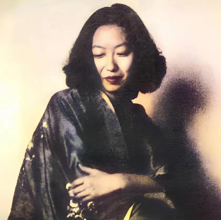 张爱玲的红学观点受周汝昌的影响颇深，她全面否定《红楼梦》后40回的内容，推断贾宝