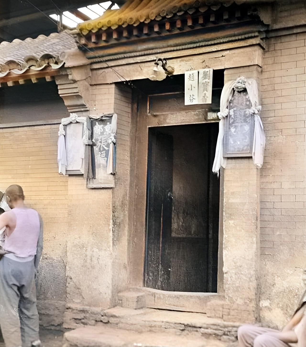 民国，北京一座青楼的门前，洋车夫将车停在青楼门前等顾客。他们知道在此门出来的顾客