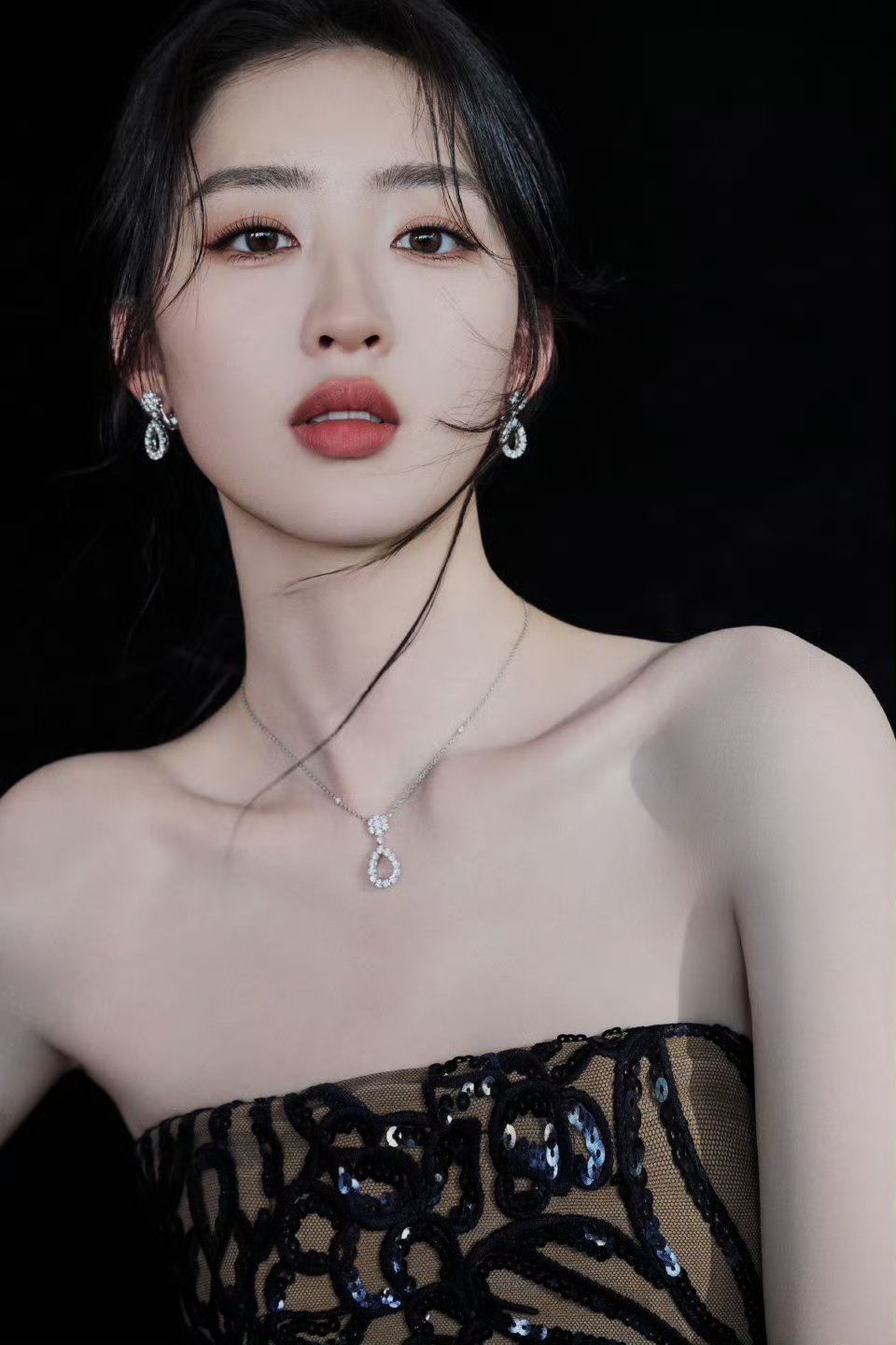 邓恩熙的抹胸镂空亮片裙造型惊艳吸睛，将少女感与精致感完美融合！抹胸设计勾勒出优美