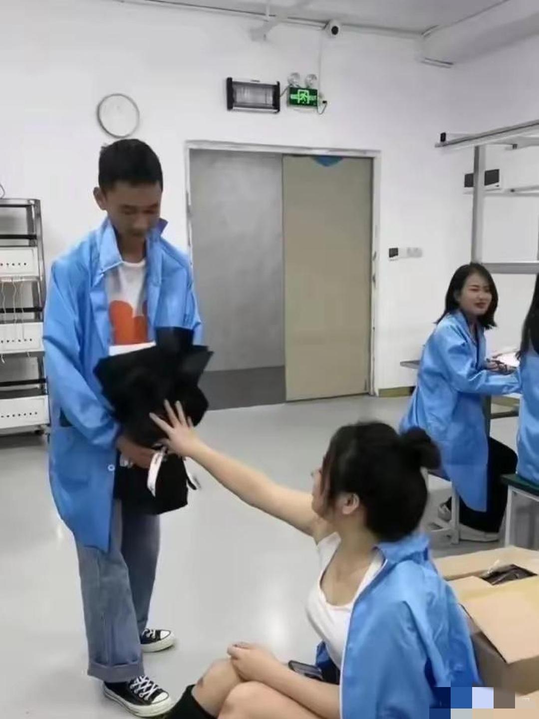 电子厂的“爱情”，都是在哄笑中收场。小伙子你勇气可嘉哦，有点意思，被拒绝了没有