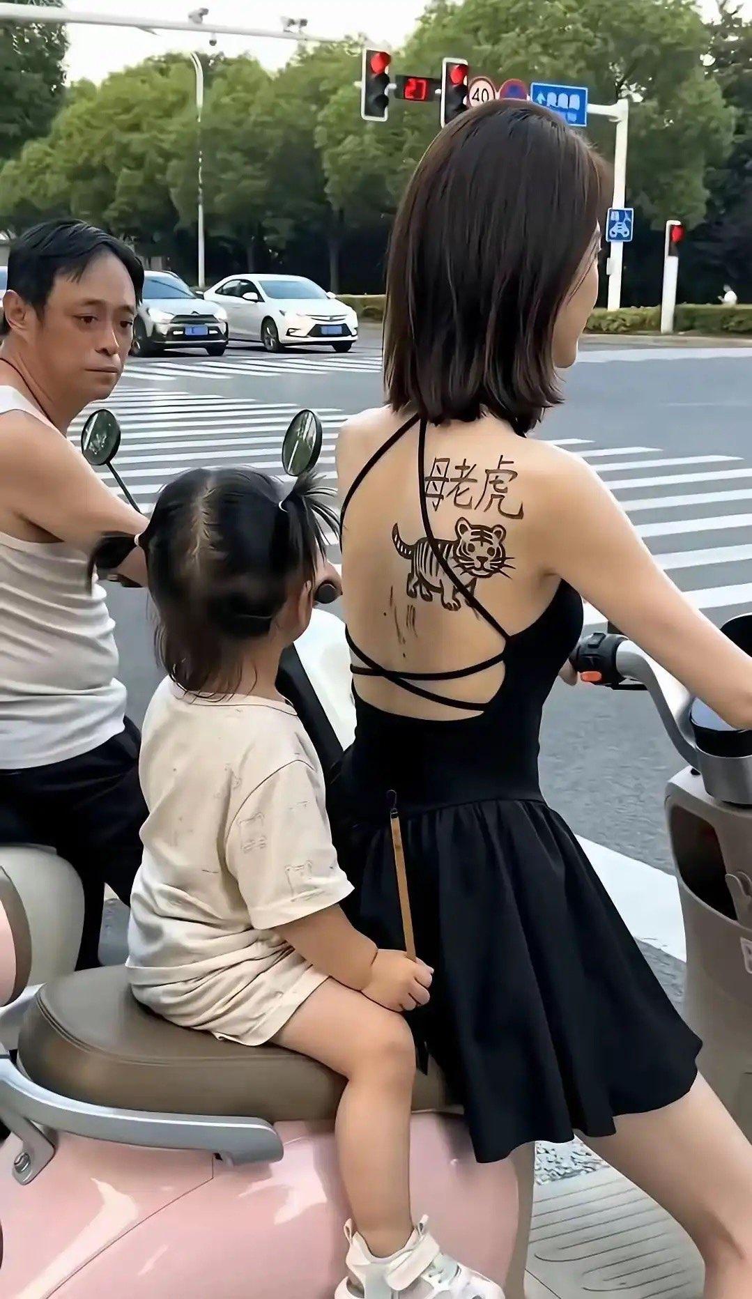 不是所有的老虎都凶残，看看这母老虎就萌萌哒[呲牙笑]