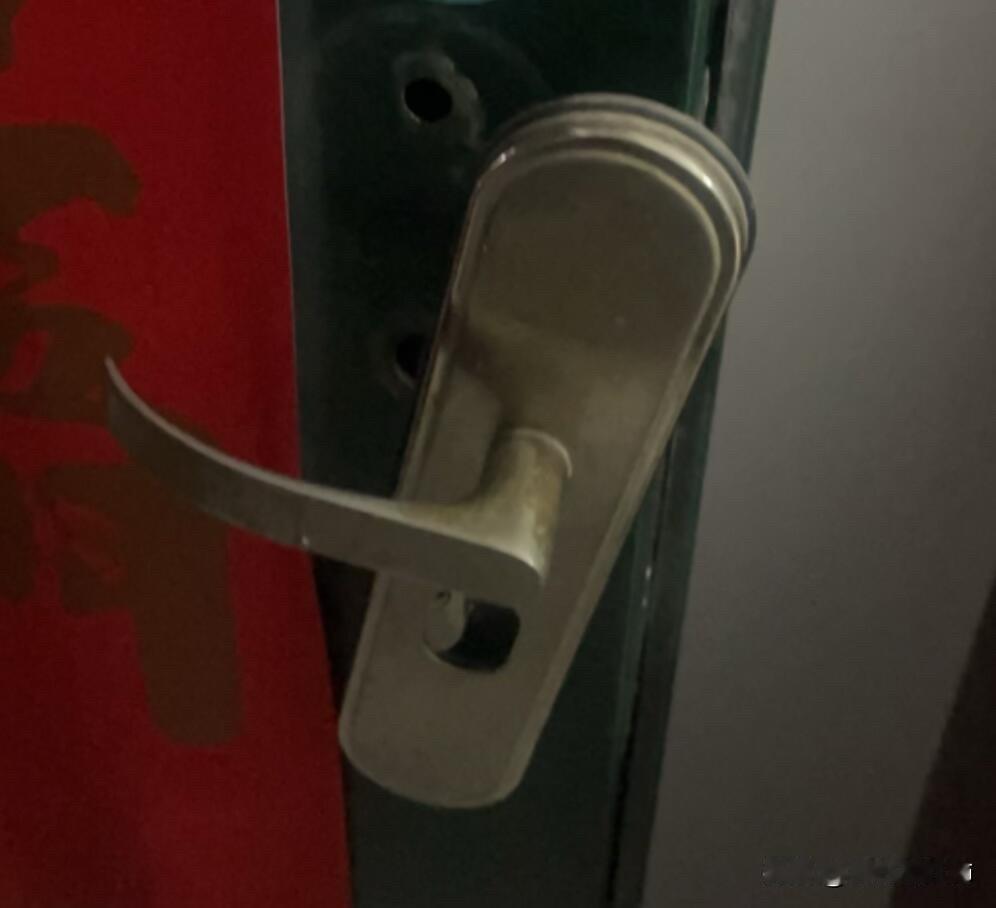 回家时门锁着，门锁坏了，很明显是外力导致的，锁心上也有划痕。报警后，警察说可能是