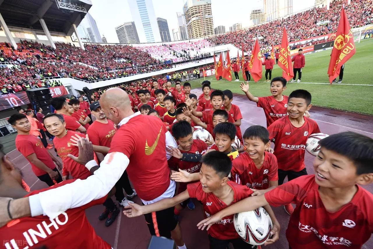 为什么说恒大足校一旦去踢中冠，人气会超过踢中甲的广东豹？因为这支球队和广州队的渊