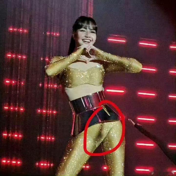 lisa演出造型惹争议这个女孩子怎么天天上热搜天天“惹争议”啊，很好奇这个“争议