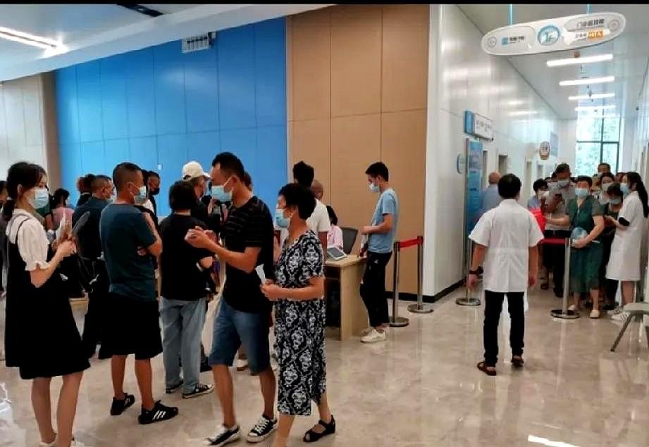 我同事的爸爸今年56岁了，上个月突然感觉浑身无力，走路都费劲，一开始以为是小感冒