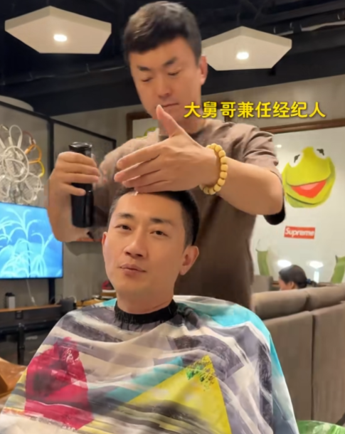 金志文家的钱，真是一分都不想让外人赚走！连日常理发，都是他的大舅哥兼经纪人，帮忙