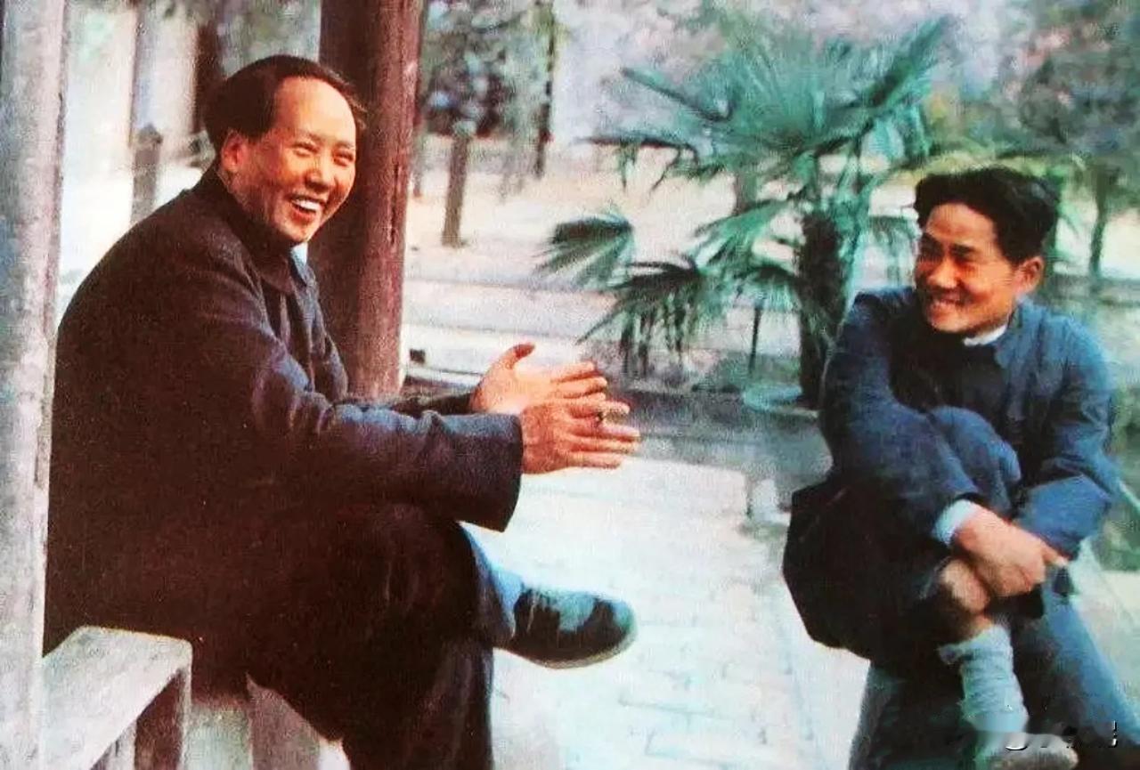教员很少能笑这么开心，大部分时候是眉头紧锁的。上一次看他笑得灿烂，是面对底下