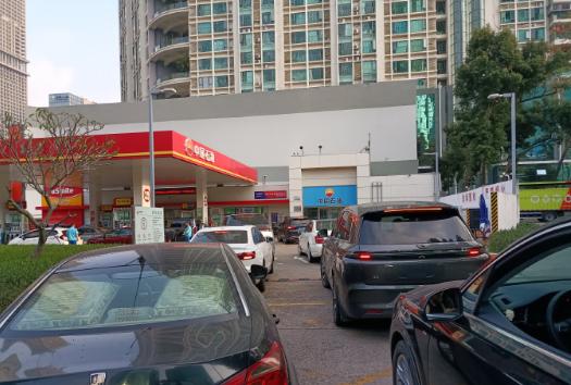 最近家里正在商量买一辆新车，原本我是打算买一辆油车的，这样出门旅游方便一些。电