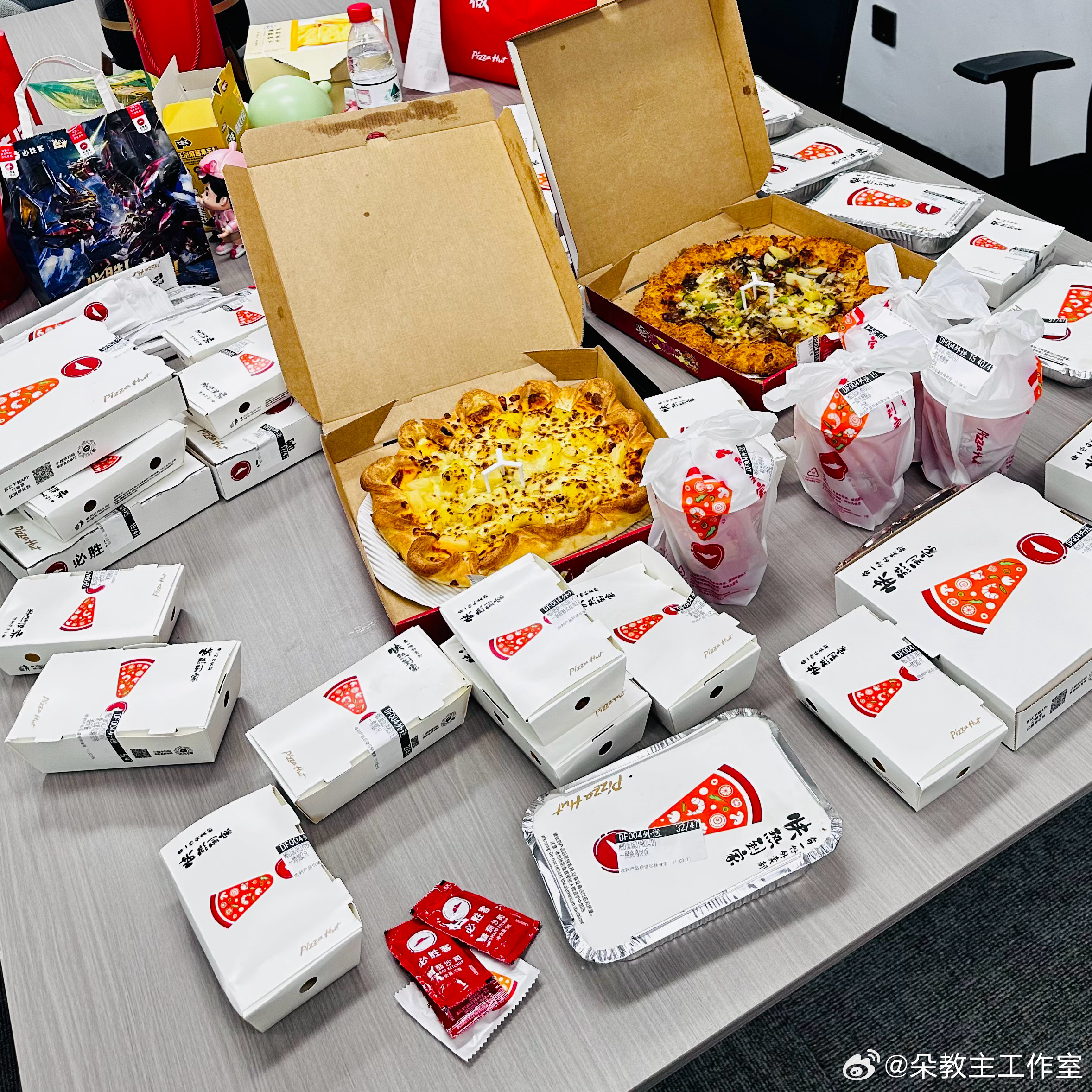 大家元宵节快乐呀！中午团队算是捅了必胜客的窝了，客户送来了一堆好吃的！感谢金主爸