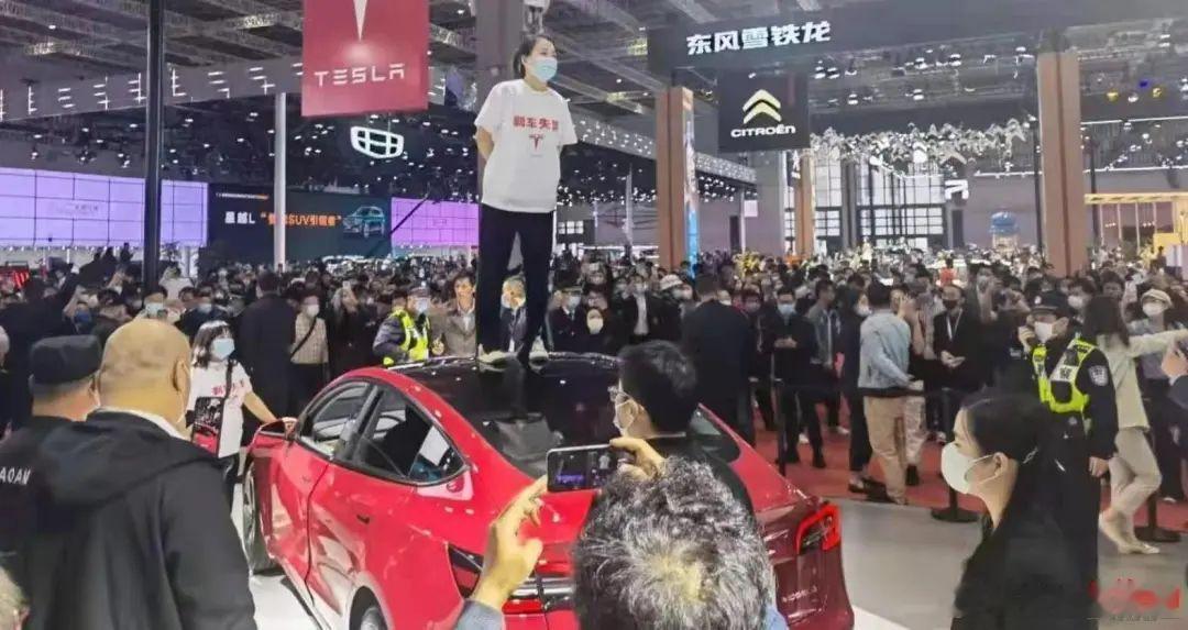 21年车展车顶维权的女车主，在一份判决中赢了特斯拉。个人与企业打官司能赢的不多，