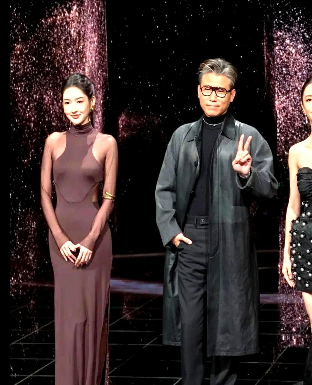 内娱憋了太久。COSMO红毯，一袭深棕半透视纱裙，王玉雯没说一个字，却把“白瘦