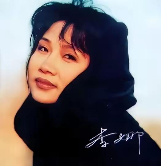 2000年，姜昆在国外偶遇已经出家的李娜，出于好奇，姜昆问她：“你到底为什么出家