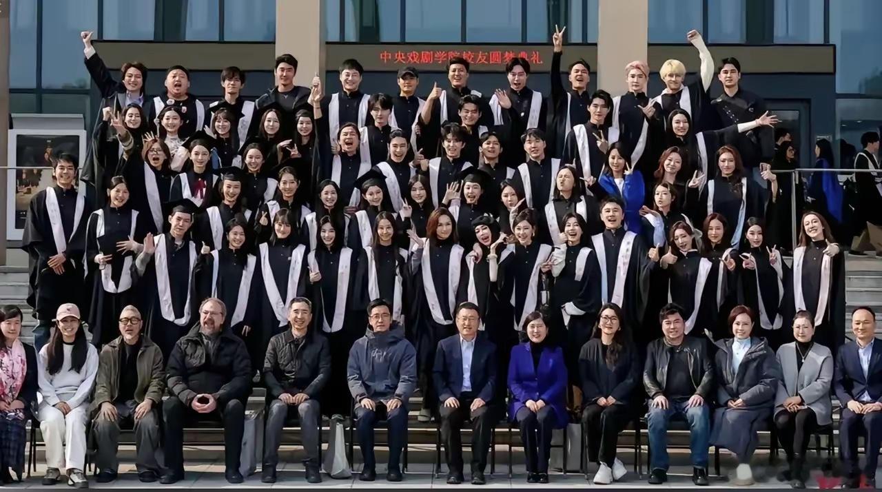 王鑫，是闫学晶的儿子林傲霏的老师。王鑫是知名的演员，是中央戏剧学院表演系的主任兼