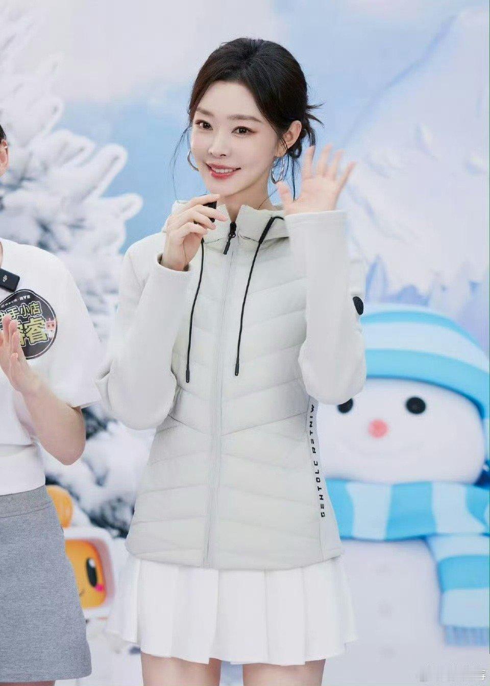 宋轶怎么美成这样了车车是吃“保鲜剂”长大的吗？这状态好到离谱！盘发可爱又显气质，