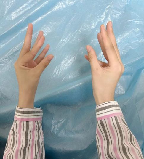 “太吓人了！”近日，云南昆明，一女子辅导孩子写作业时，突然被气得喘不上来气，双手