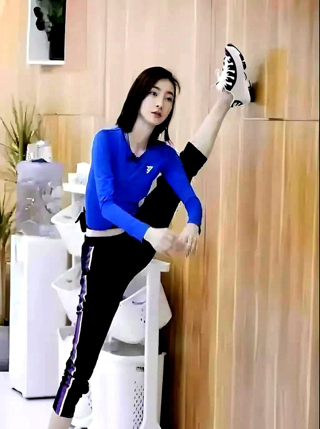 王丽坤最近的机场照又双叒叕出圈了！35岁女明星夹着毛绒兔子赶飞机，白色针织衫