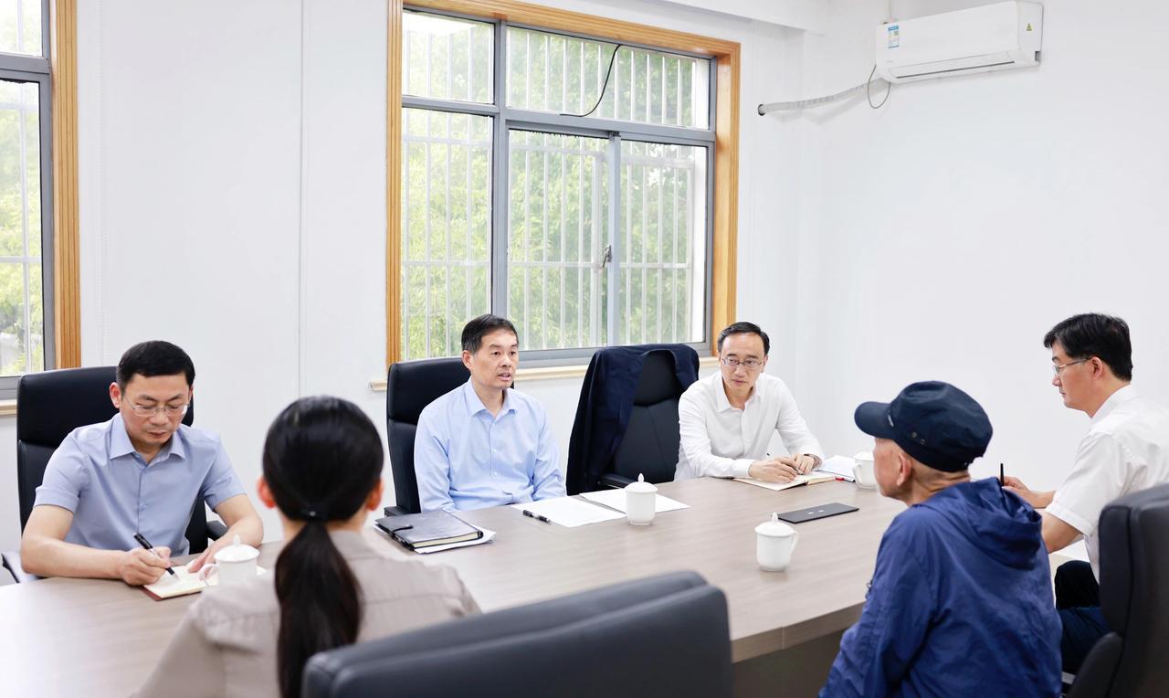 市委书记接待信访群众6月10日，苏州市委书记刘小涛在市人民来访接待中心接待来访