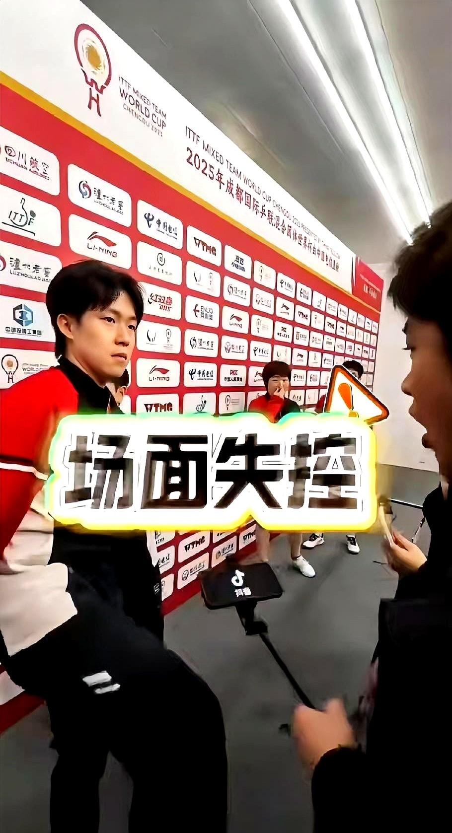 真的快绷不住了其实是大头和莎莎看到采访的曹魏，莎莎让大头踢他，大头真踢了，之