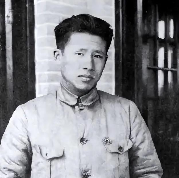 1933年，陈赓和廖承志在上海法租界先后被捕，廖承志一副贪生怕死的样子说：“我知