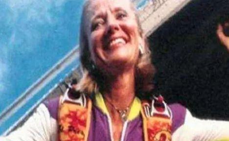 1999年，美国一名金融女高管在4400米高空跳伞时，突然发现自己的伞包