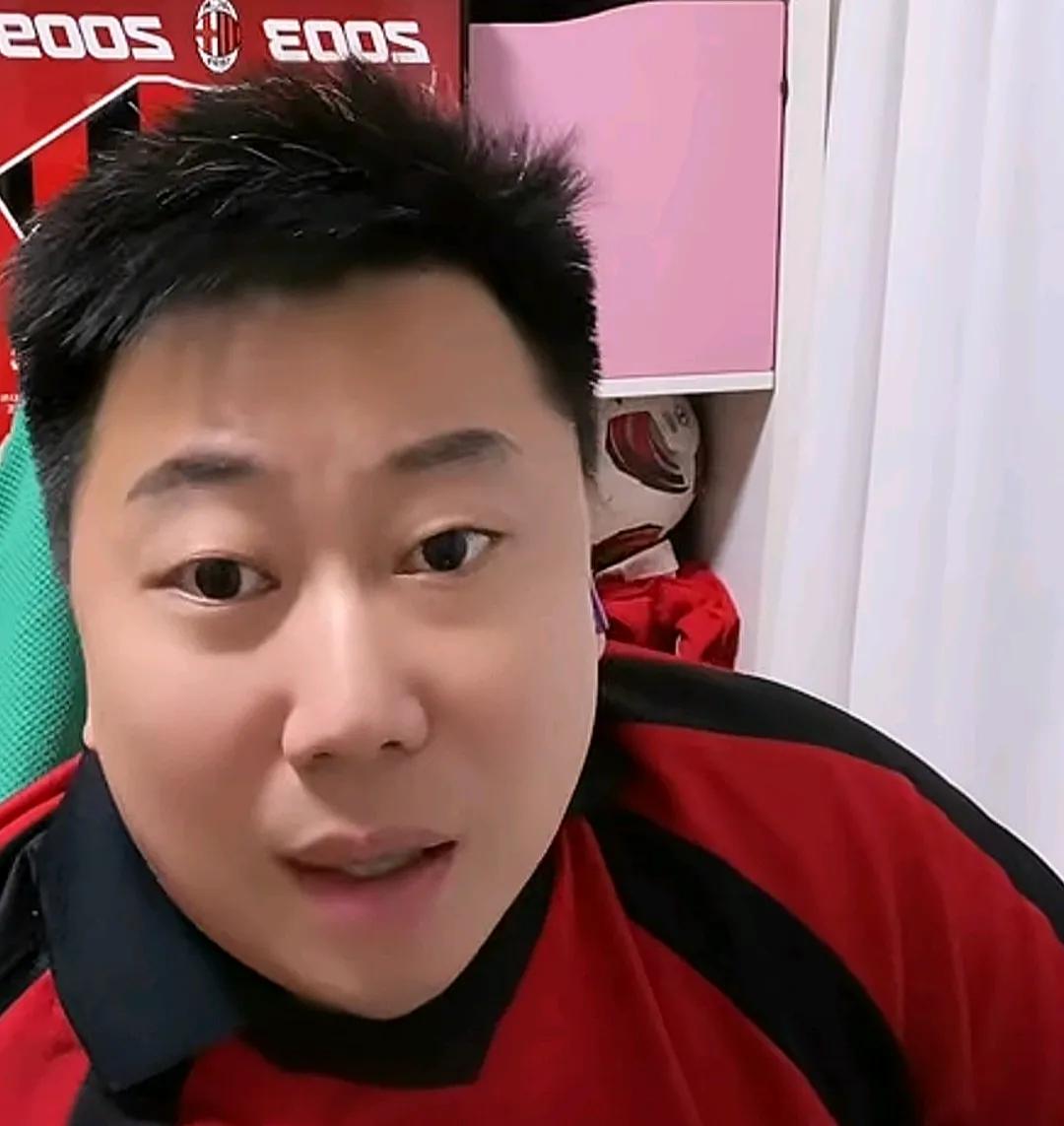 媒体人李宝库嘲讽了上海海港主场输球。在上海海港主场1-2输给重庆铜梁龙后，媒体