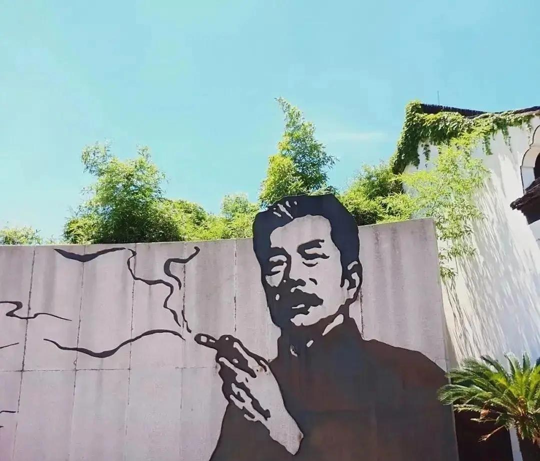 真没想到，在平台上高调投诉鲁迅夹烟的墙画，说会给青少年带来不好的影响的孙女士，私