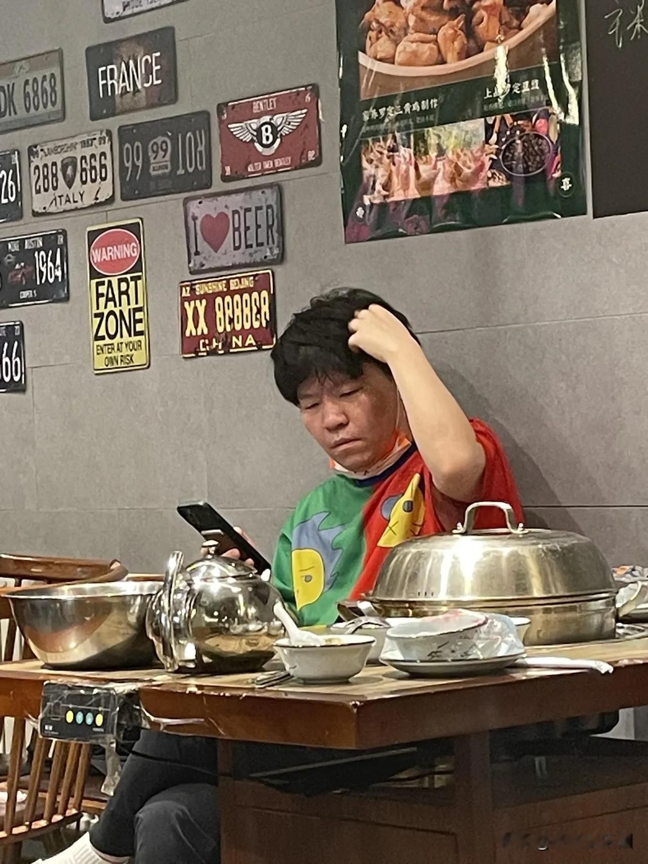 常石磊有点像我舅妈！不敢说长得一模一样，我敢说确实长得很像。看着他有点焦虑，感觉